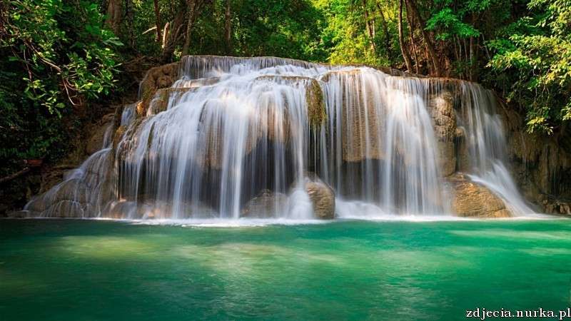 Ein wunderschöner Wasserfall Puzzlespiel online