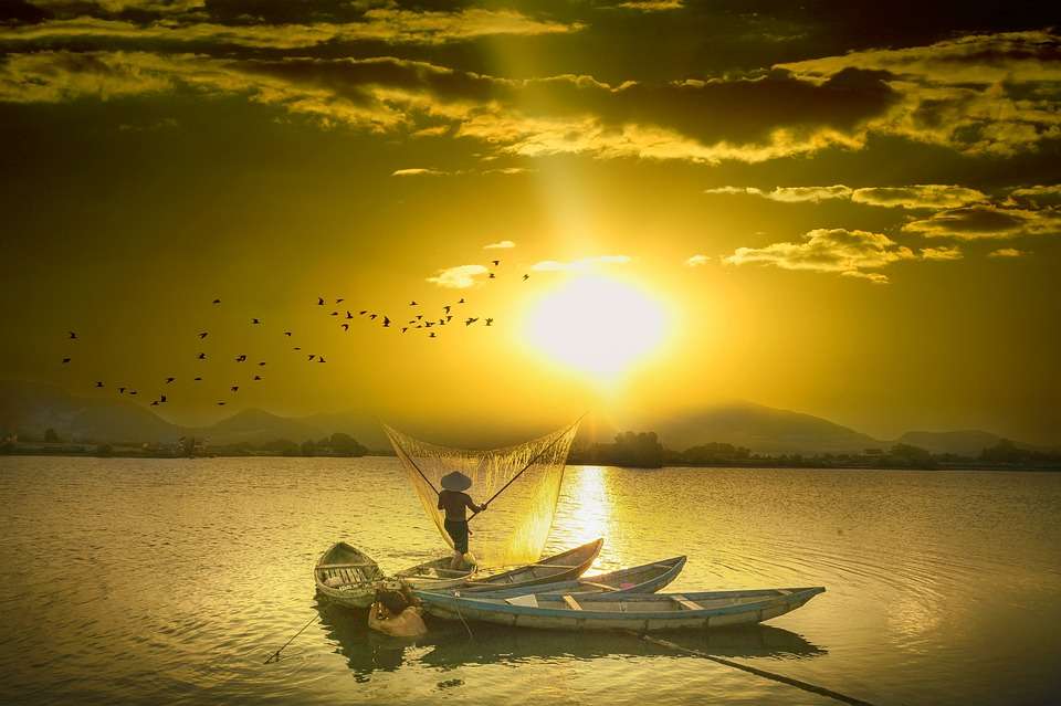 Fiskare på soluppgången. Pussel online