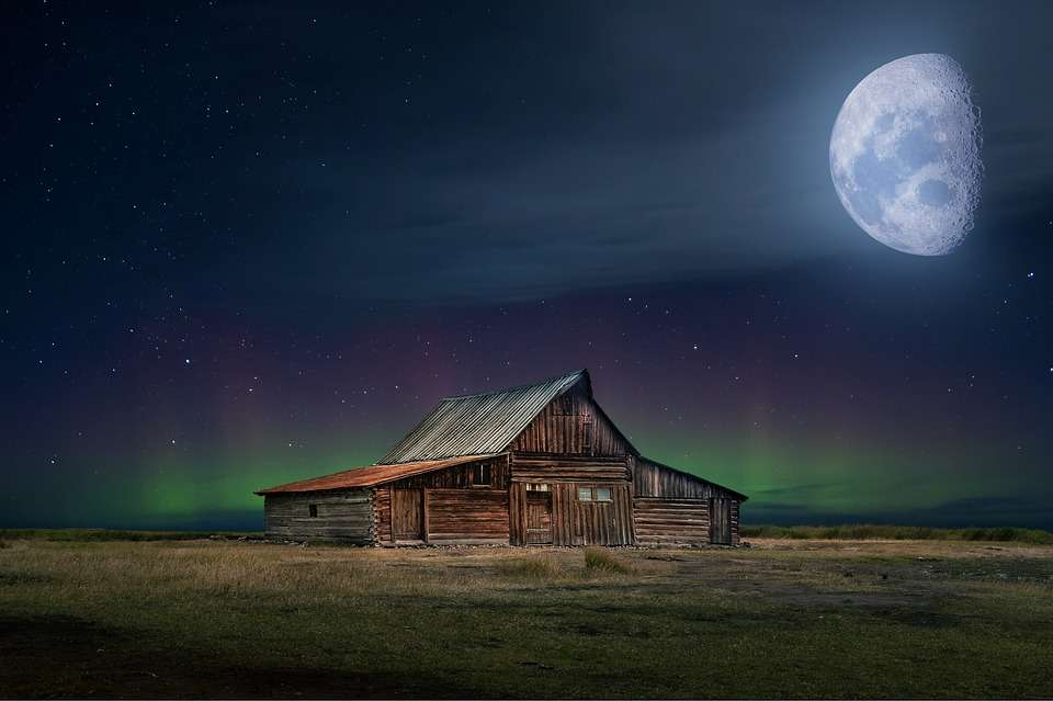 Moon over the prairie. jigsaw puzzle online