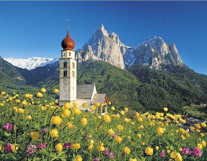 教会のある山の風景。 オンラインパズル