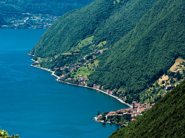 Lago Isero en Lombardía. rompecabezas en línea