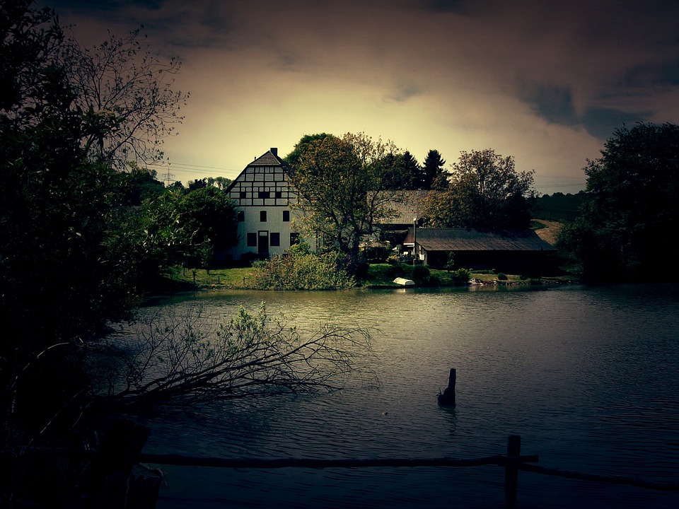 Haus am Teich in der Abendzeit Online-Puzzle