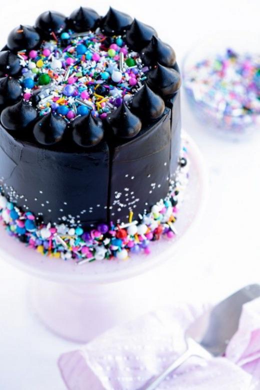Zwarte cake met kleur online puzzel