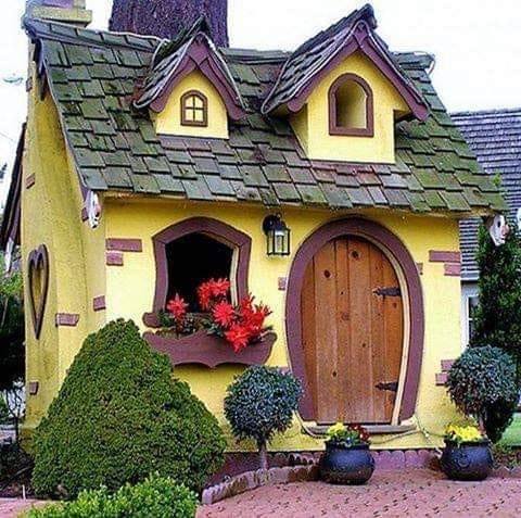 Ett charmigt gult hus Pussel online
