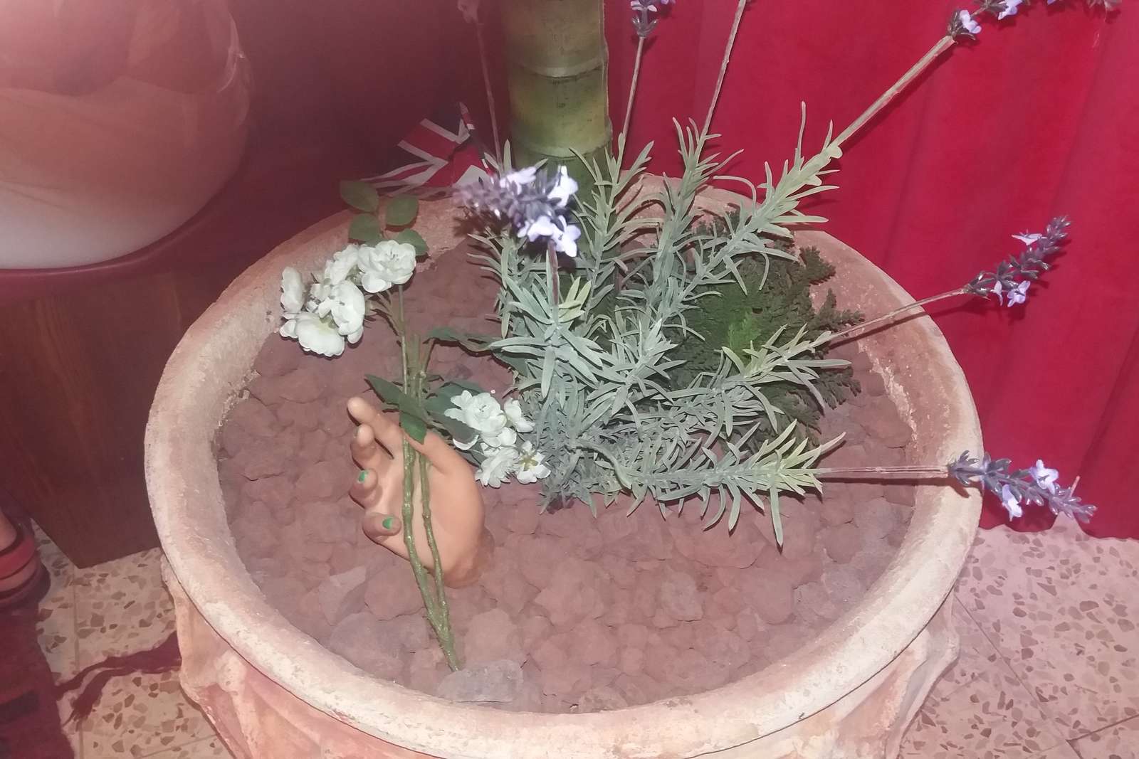 Un pot de fleurs intriguant. puzzle en ligne
