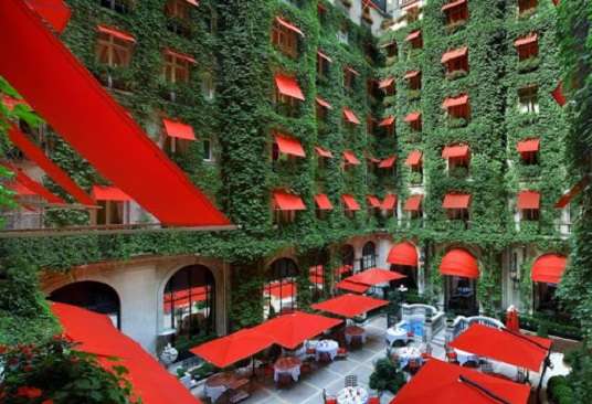 Готель Plaza Athenee в Парижі. пазл онлайн