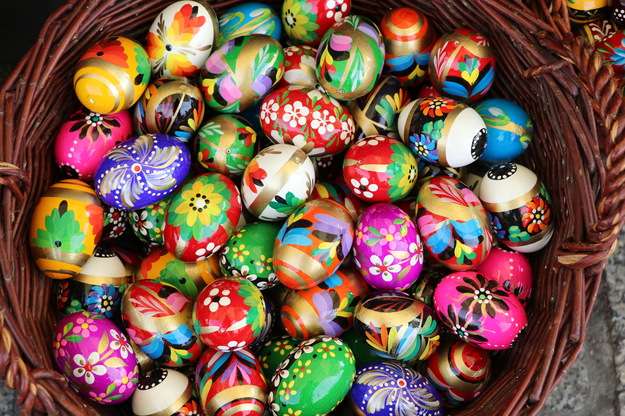 Canasta de coloridos huevos de rompecabezas en línea