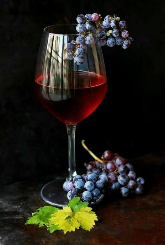 Виноград и бокал вина пазл онлайн