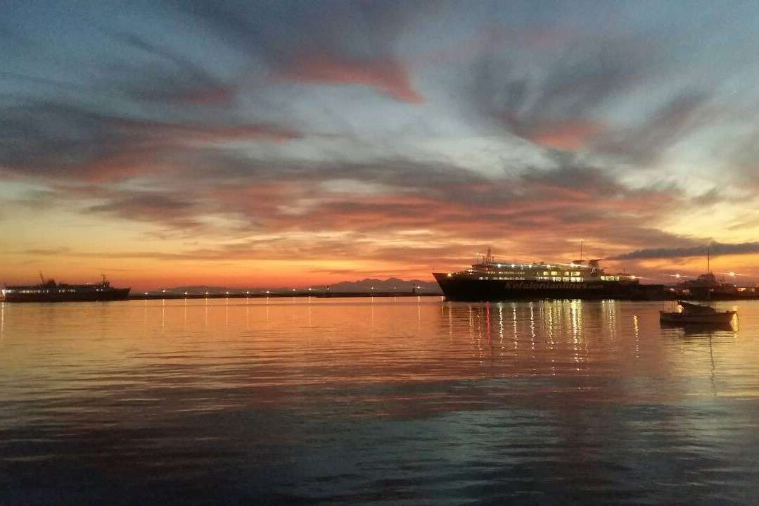 Solnedgång i hamnen. pussel på nätet