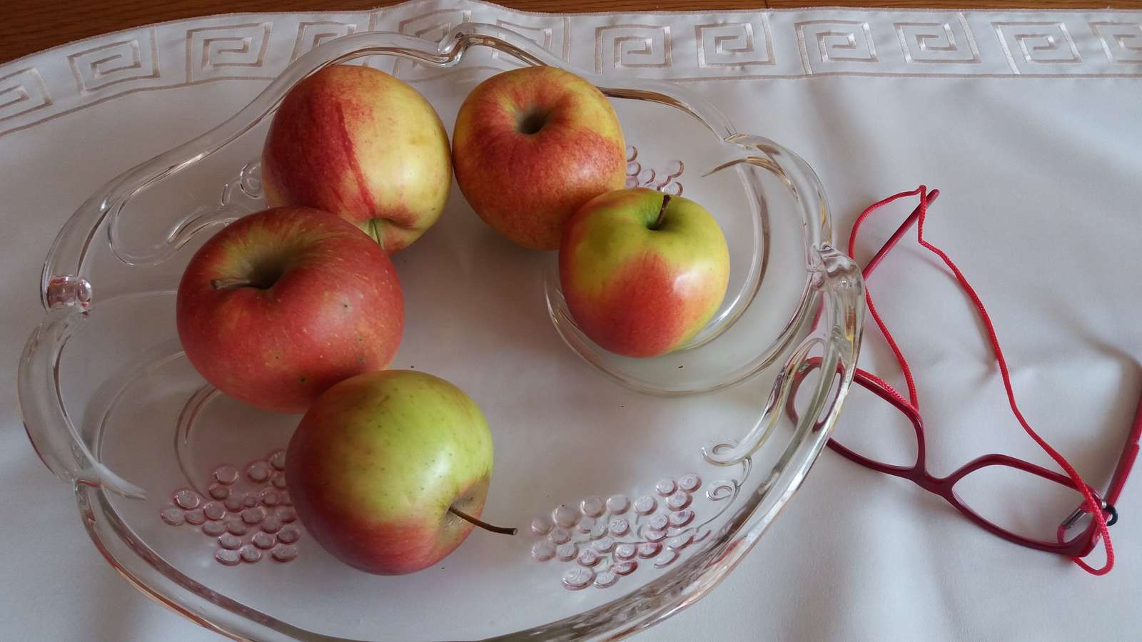 Äpplen på en dekorativ platta. Pussel online