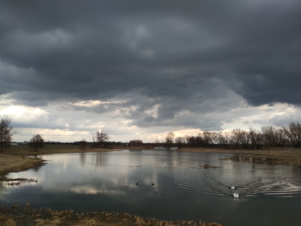 Molnig himmel över lagunen Pussel online