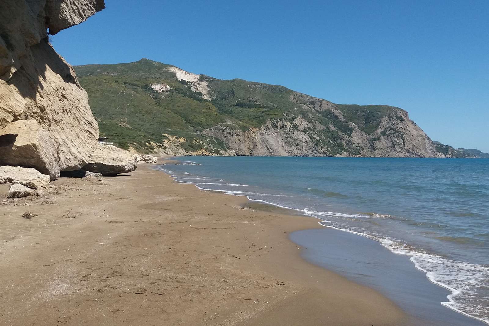 Wilder Strand in einer Bucht, Griechenland. Online-Puzzle