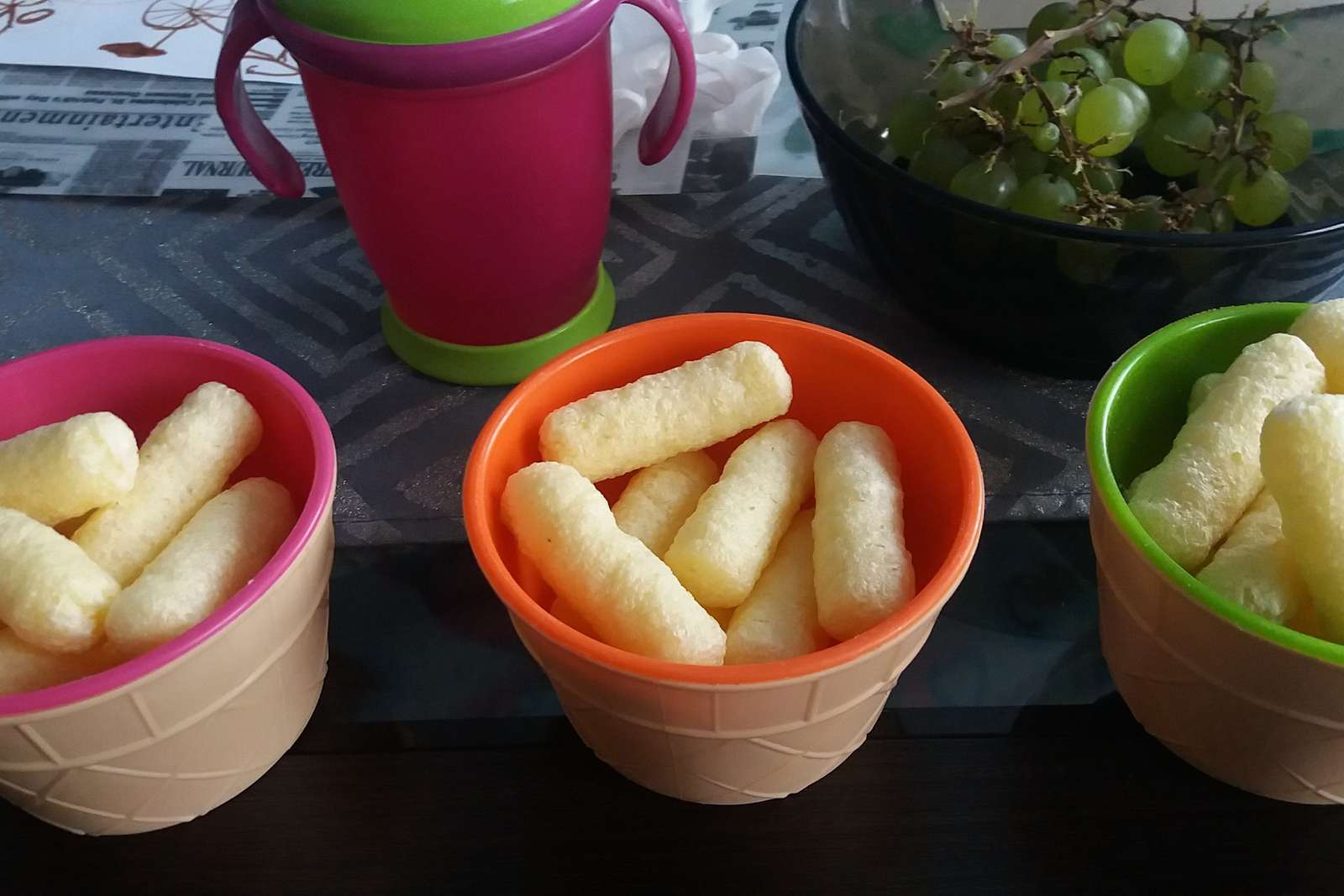 Batatas fritas em tigelas coloridas. puzzle online