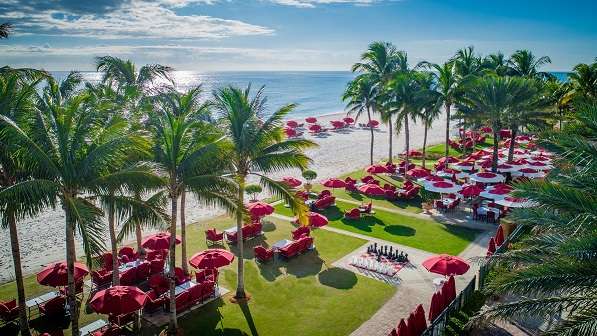 Red umbrellas on the beach. jigsaw puzzle online