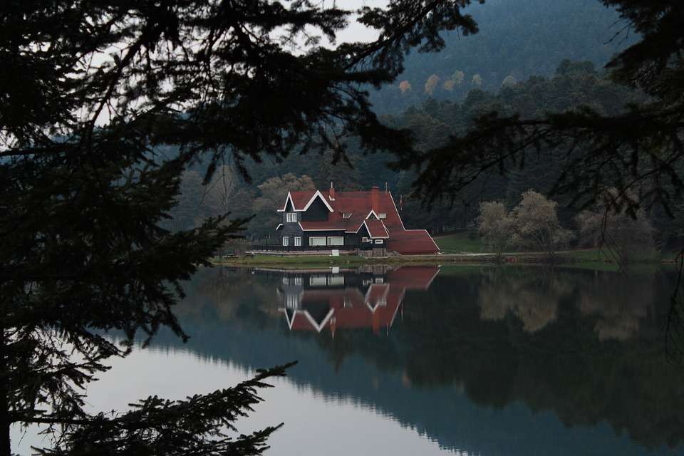 Будинок біля озера пазл онлайн