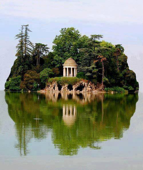 En fantastisk ö med ett tempel pussel på nätet