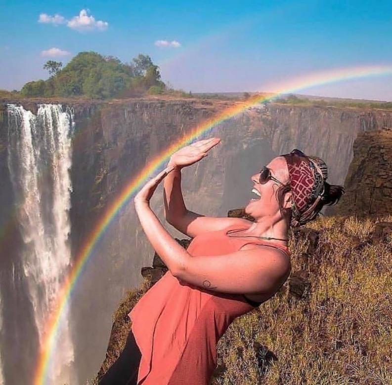 Regenbogen über dem Wasserfall Puzzlespiel online