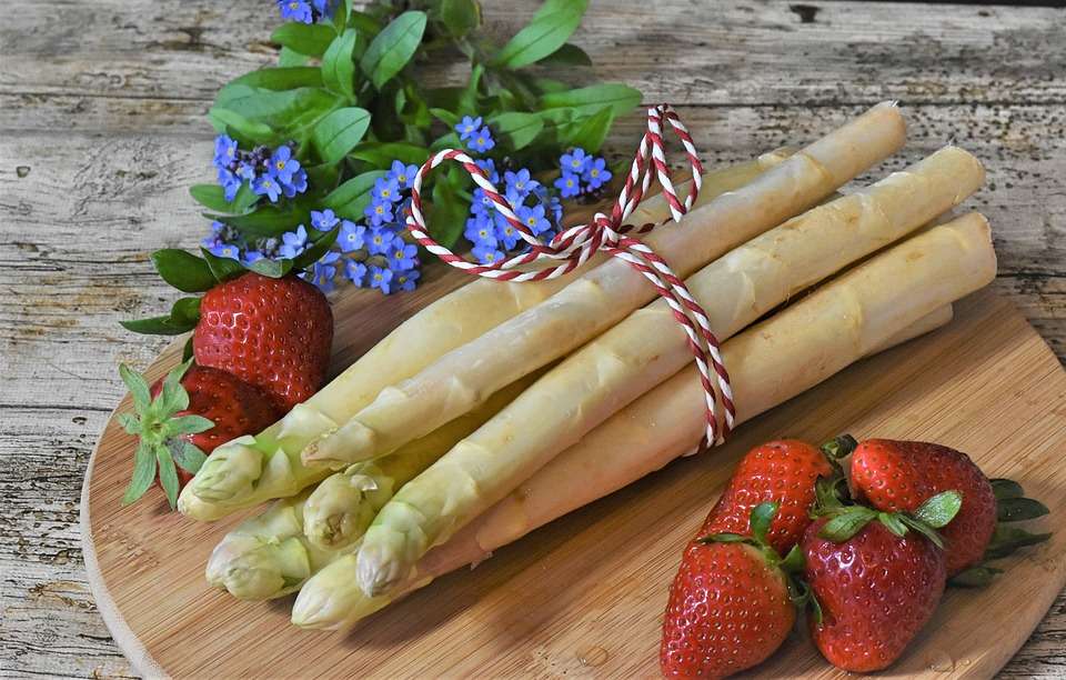 Asparagus and strawberries jigsaw puzzle online