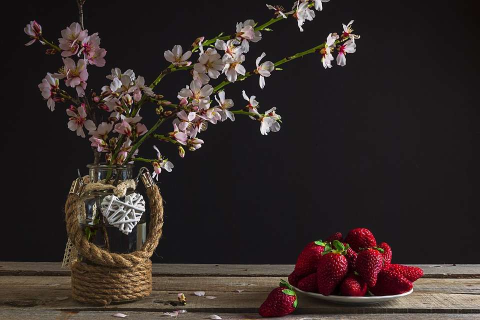 Jordgubbar och blommor pussel på nätet