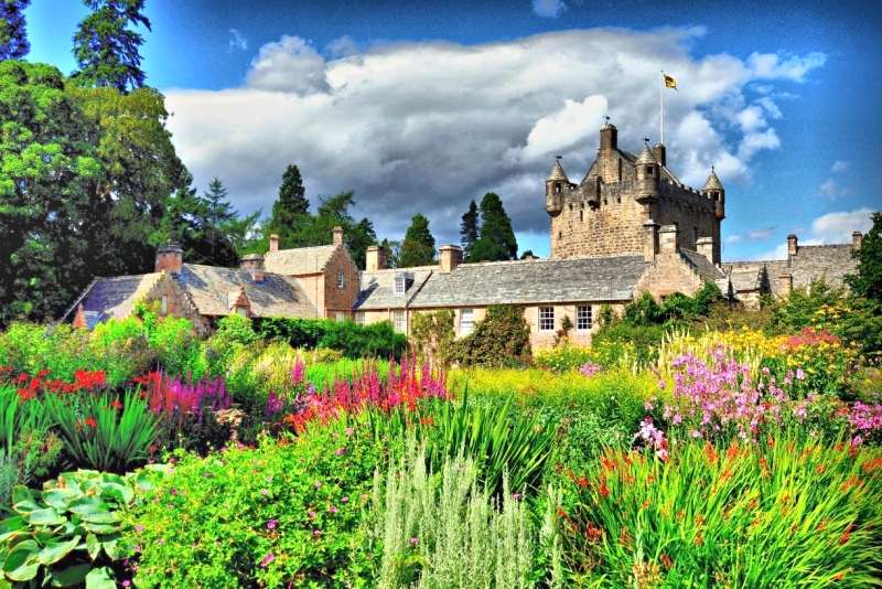 Шотландски замък с градина онлайн пъзел