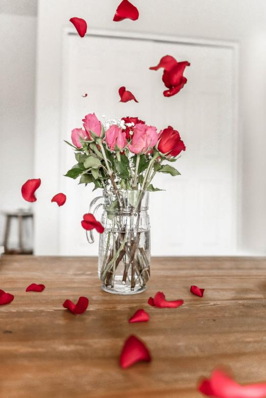 Троянди у вазі онлайн пазл