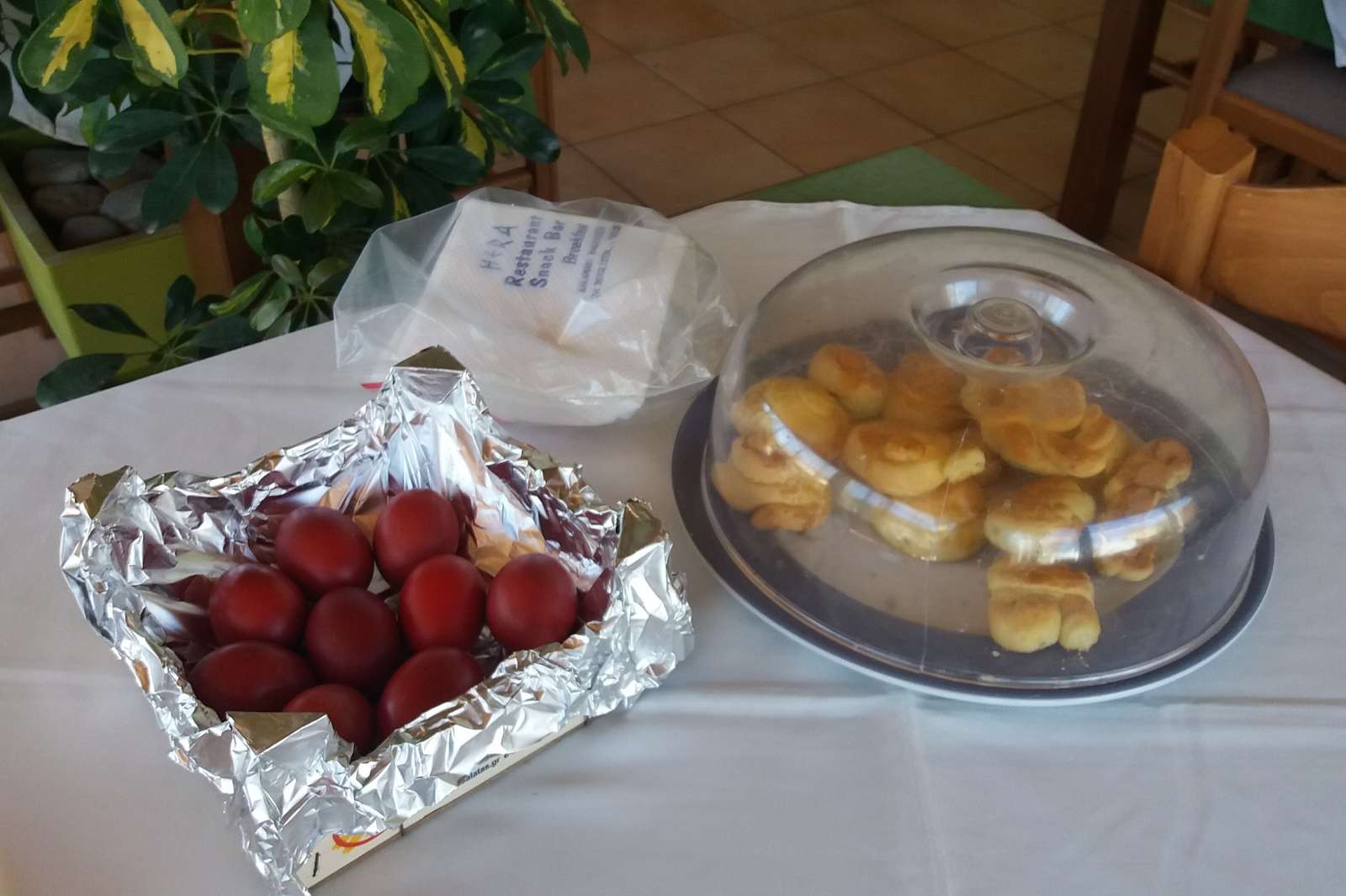 Αυγά βαμμένα κόκκινα για το ελληνικό Πάσχα. παζλ online