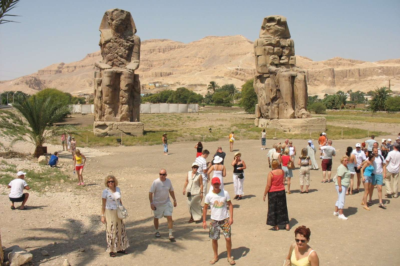 エジプトの古代の巨像。 ジグソーパズルオンライン