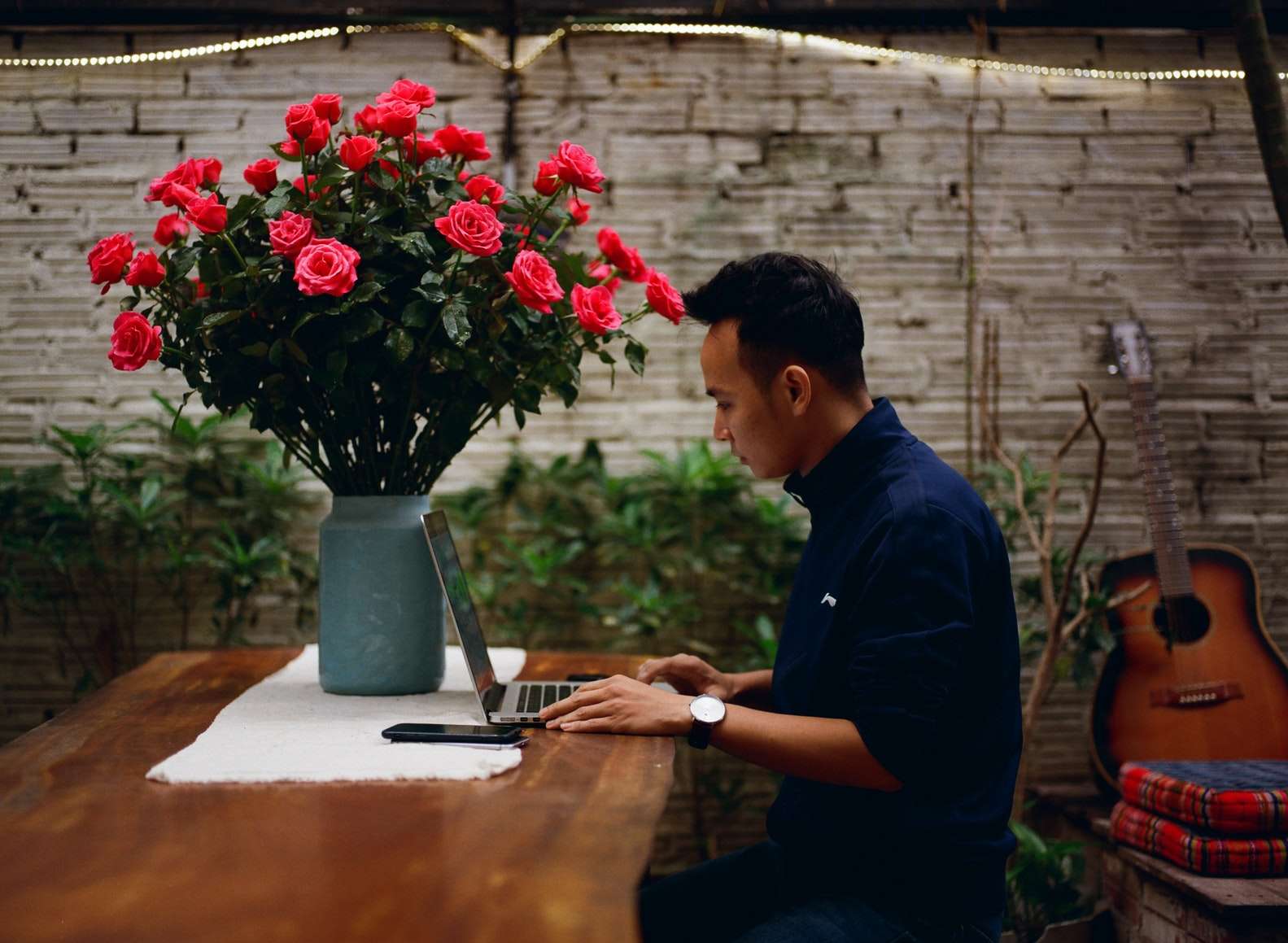 Pracující muž a květiny online puzzle