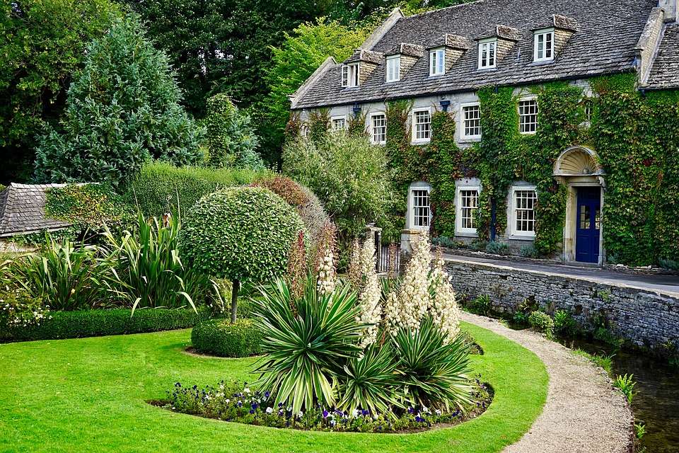 Cottage with garden jigsaw puzzle online