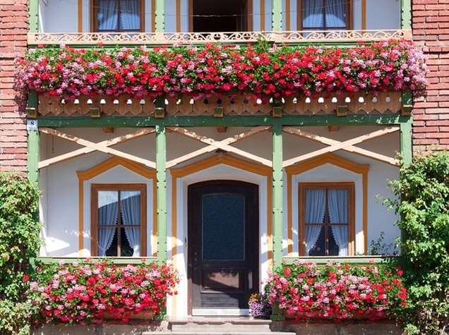 къща с цветя онлайн пъзел