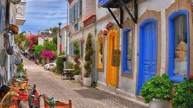 a charming street in Alacati online puzzle