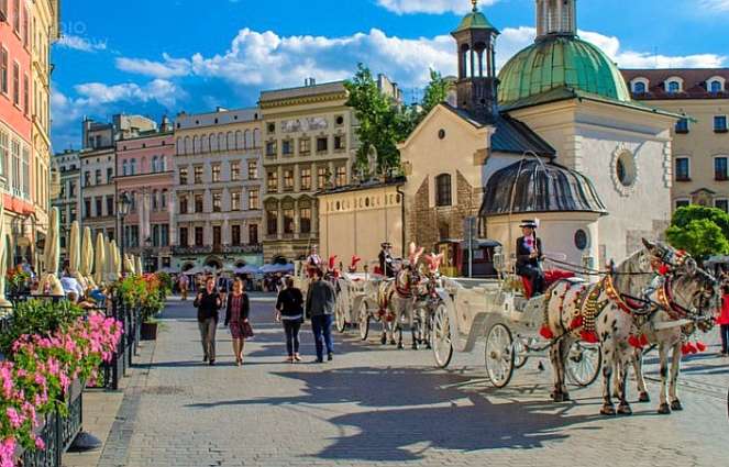 Hästdragna vagnar på Krakow Market Square pussel på nätet