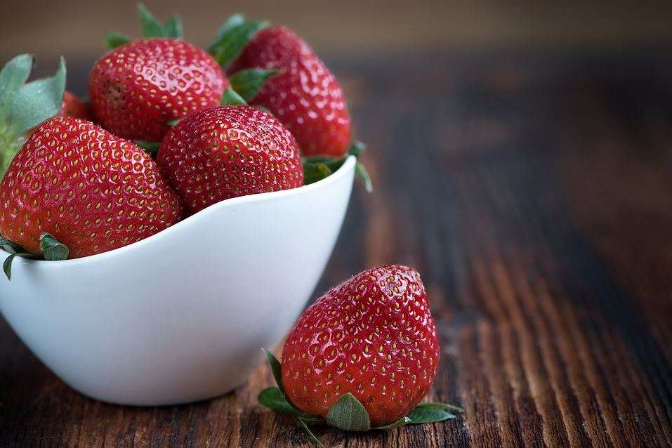 En skål med jordgubbar pussel på nätet