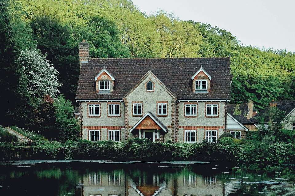 Σπίτι δίπλα στη λίμνη παζλ online