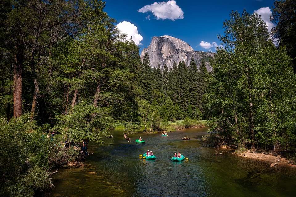 Rafting on the river jigsaw puzzle online