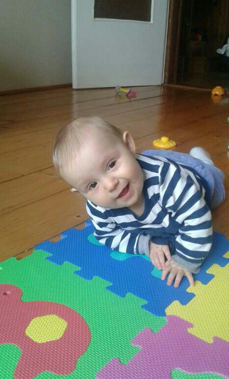 Baby sul pavimento puzzle online
