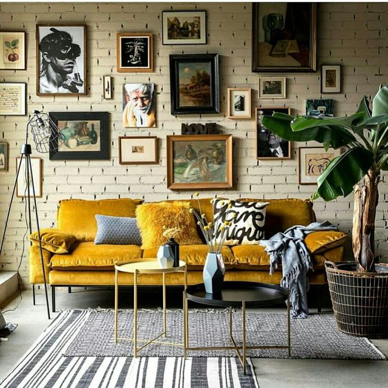 Canapea galbenă în sufragerie jigsaw puzzle online
