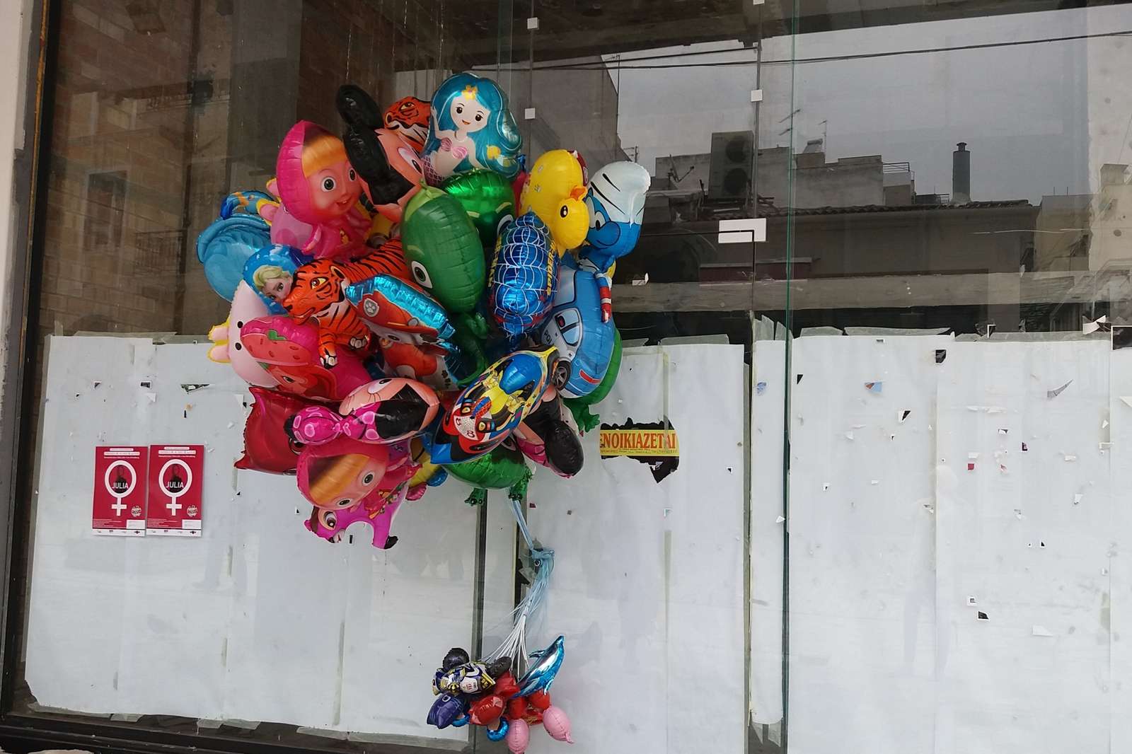 Nuovi palloncini sulla vecchia strada. puzzle online