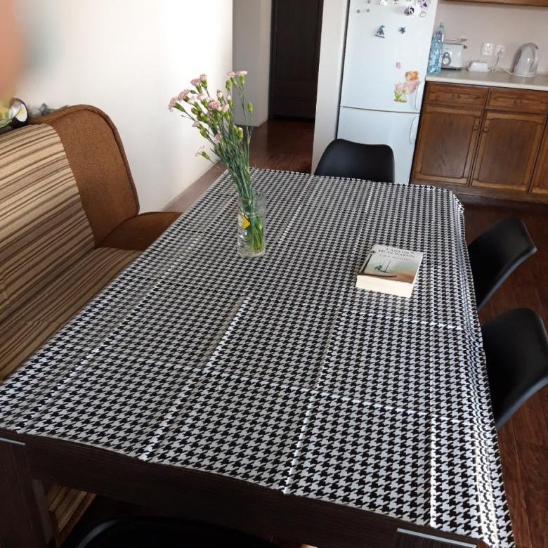 Oljedukbord med svartvitt mönster. Pussel online