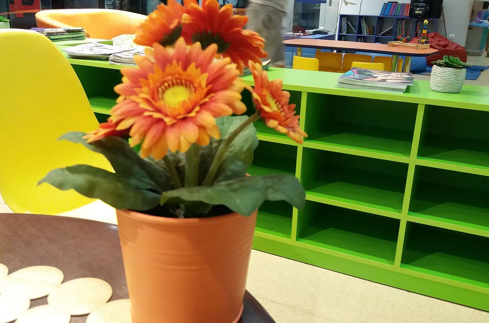 Искусственный цветок в детском саду. пазл онлайн