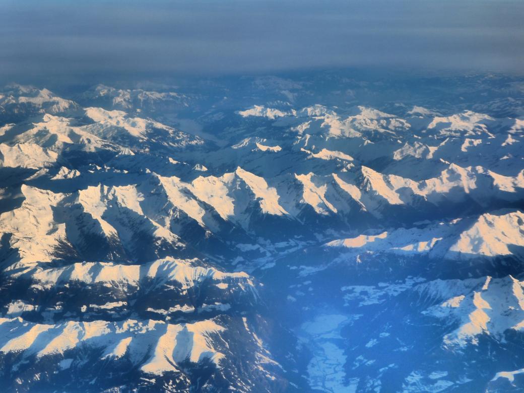 Blick auf die Berge aus dem Flugzeug. Online-Puzzle