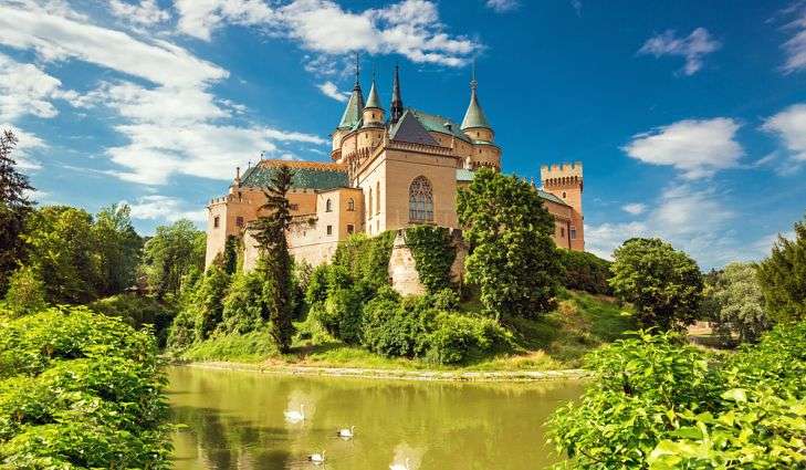 Um belo castelo na Eslováquia puzzle online