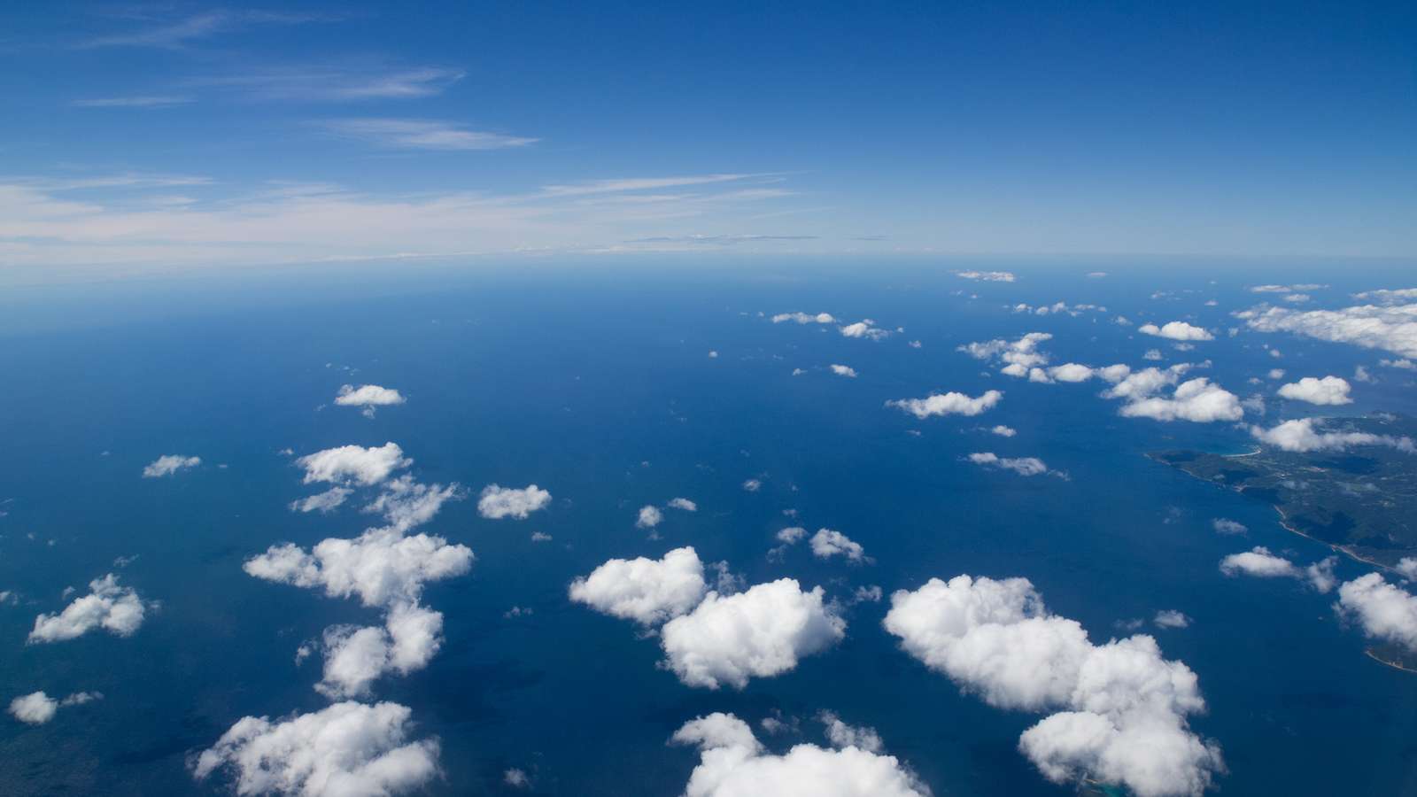 Θέα στη θάλασσα από τα σύννεφα. παζλ online