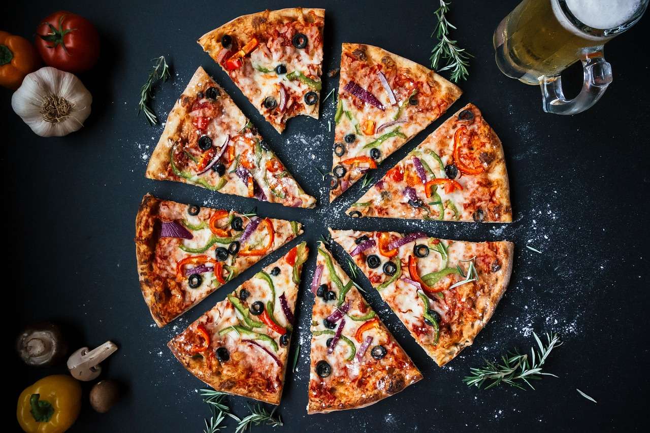 Pizza italiana con aceitunas negras rompecabezas en línea