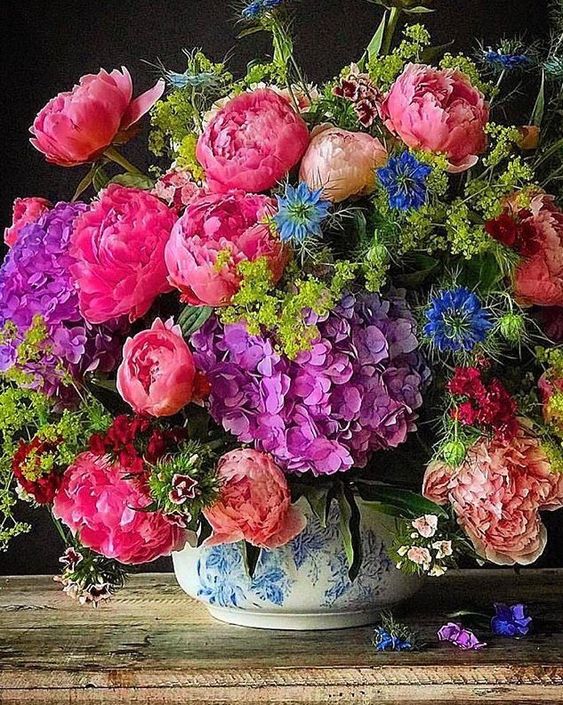 Цветы на столе пазл онлайн