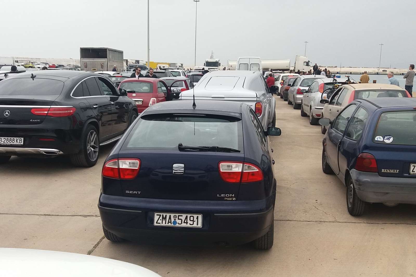 cars in the queue for the ferry online puzzle