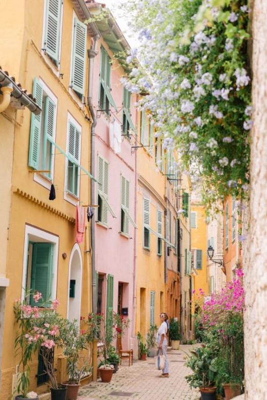 Colorful townhouses France online puzzle