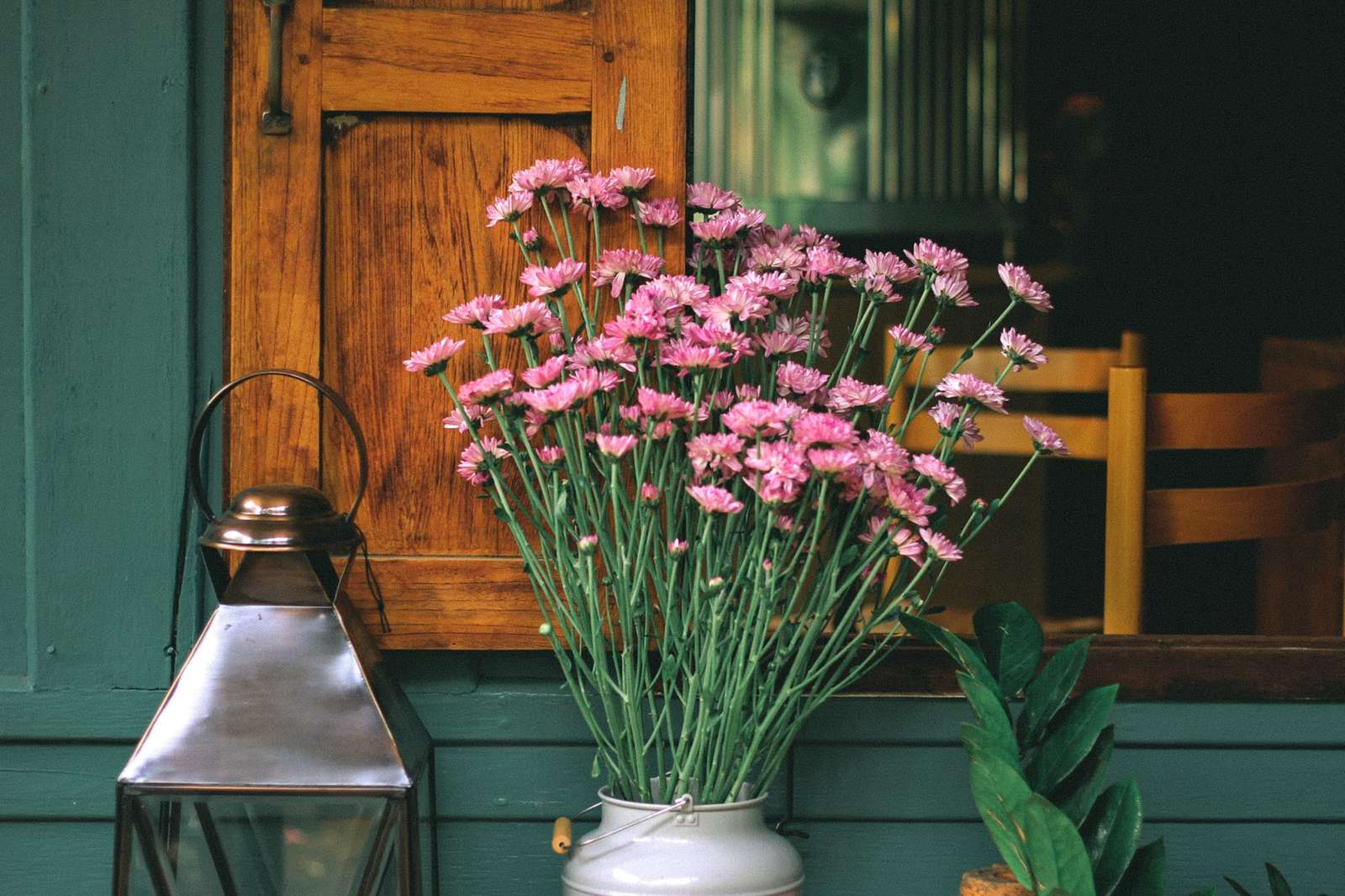 Ροζ λουλούδια στο παράθυρο online παζλ
