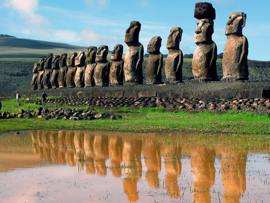Buildings on Easter Islands. jigsaw puzzle online