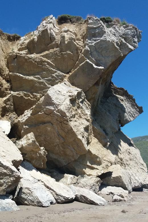 roca sobre la playa rompecabezas en línea